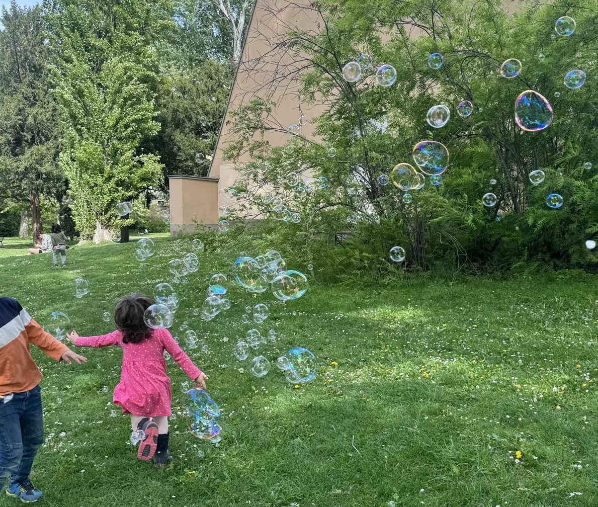 Kinder und Seifenblasen im Park